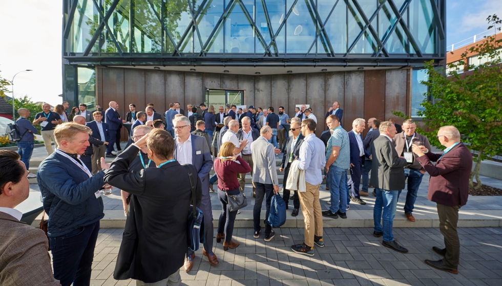 Intercambio profesional frente al atrio del nuevo centro t�cnico de Battenfeld-Cincinnati en las instalaciones de Bad Oeynhausen...