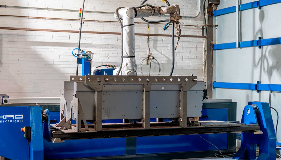 La soluci�n permite que el robot alterne autom�ticamente entre soldadura y pulido mientras los operarios trabajan en paralelo en la preparaci�n y...