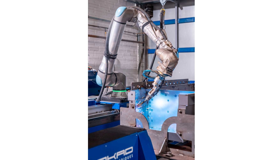 El robot colaborativo UR20-1750 integra una antorcha de soldadura y una herramienta de pulido automatizado...