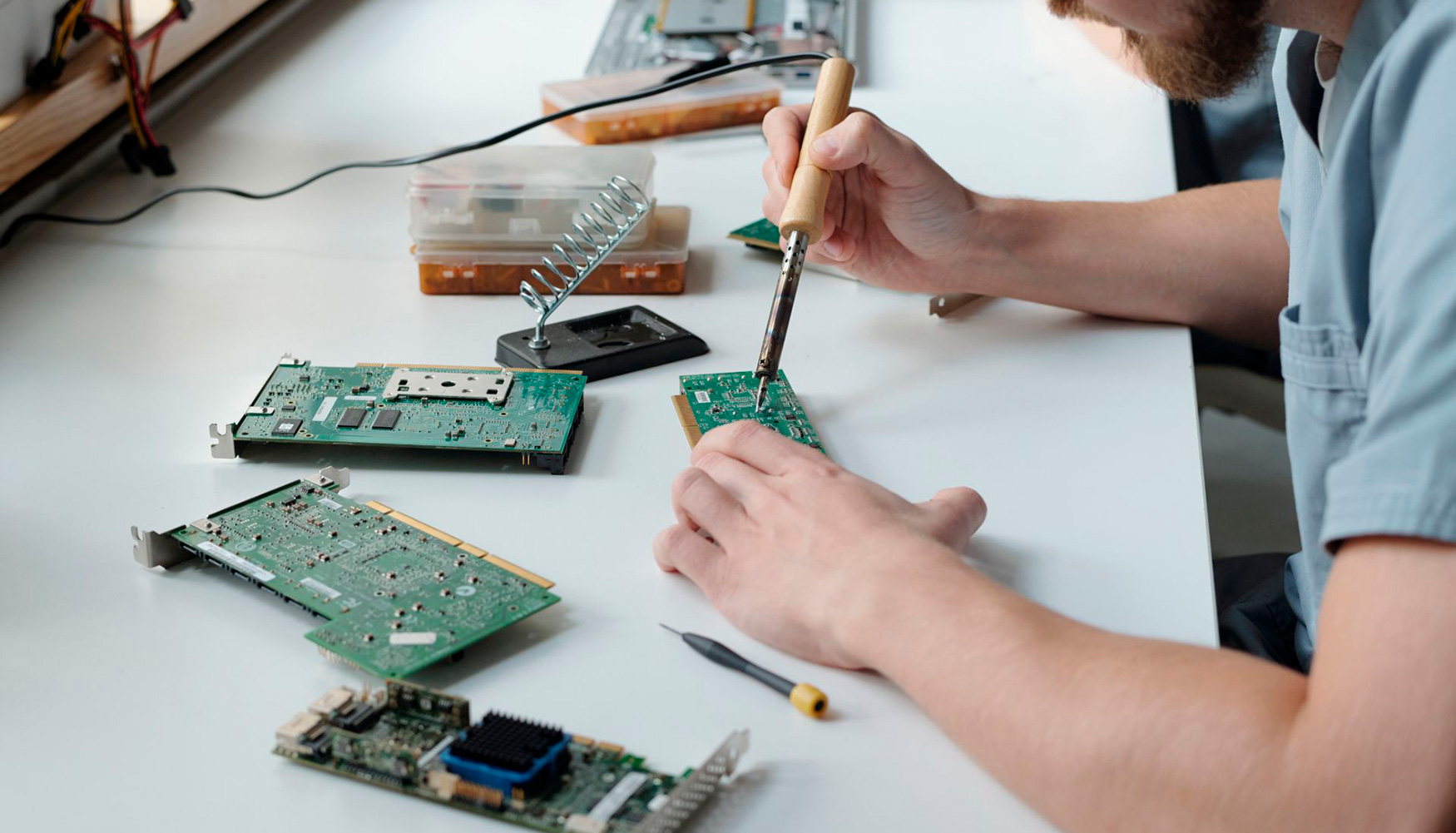 MicroNanoSpain reúne empleo y formación para el sector de semiconductores