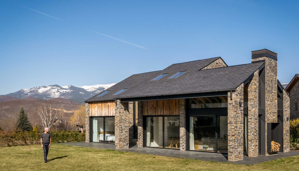 La casa combina vol�menes de piedra con grandes superficies acristaladas, reduciendo al m�nimo la presencia del aluminio. Foto: Sergio L�pez...