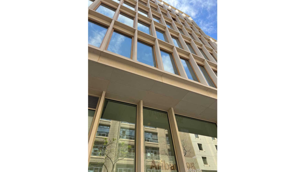 En las ventanas y muros cortina del edificio se ha empleado el vidrio de baja emisividad Planitherm XN de Saint-Gobain Glass...