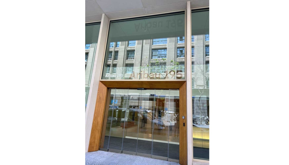 La fachada expuesta de vidrio se ha resuelto con el vidrio de alta selectividad Cool-Lite SKN 176 de Saint-Gobain Glass