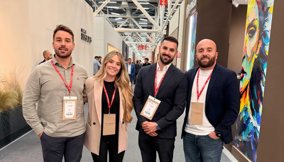 Foto de familia de los representantes de Grupo Ibricks presente en la pasada edici�n de Cersaie en Bolonia (Italia)
