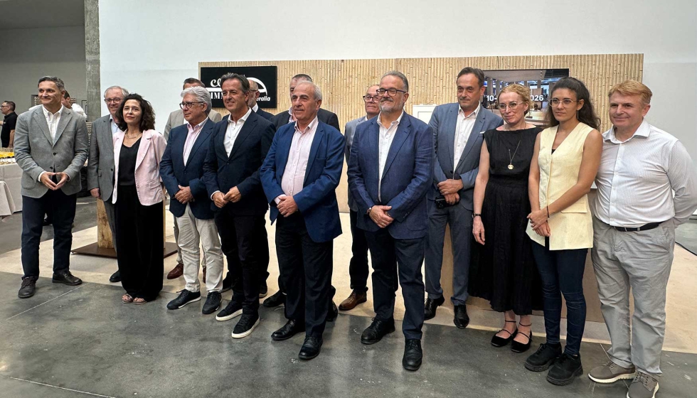 Foto de familia de representantes y asociaciones colaboradoras de Fimma + Maderalia tras la presentaci�n de la bienal