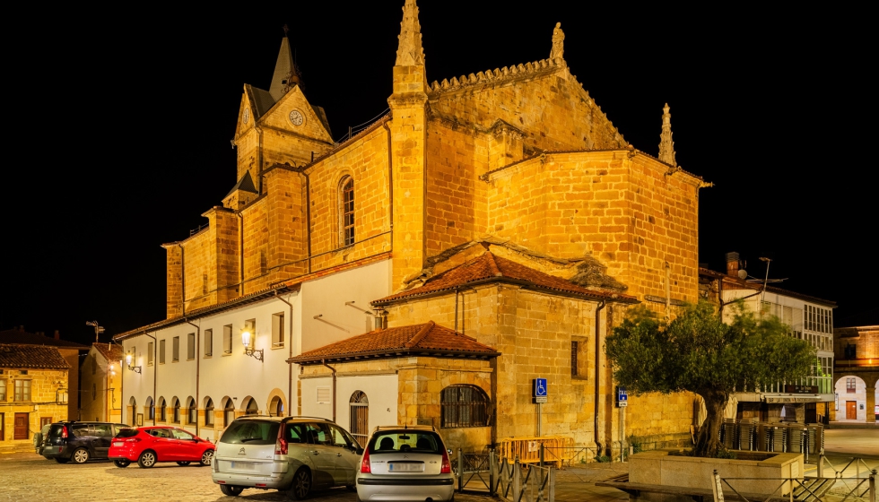 La est�tica de las luminarias se integra de manera arm�nica con el conjunto arquitect�nico, respetando el car�cter hist�rico del entorno...