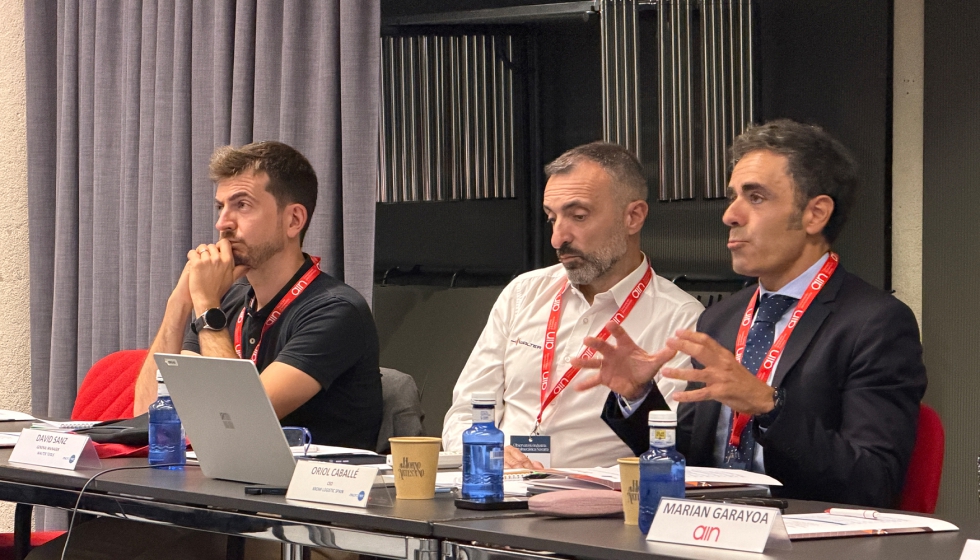 A la derecha, Oriol Caball�, presidente de Aspromec, durante su intervenci�n, junto a Gorka Sarrosal, de Aldakin, y David Sanz...