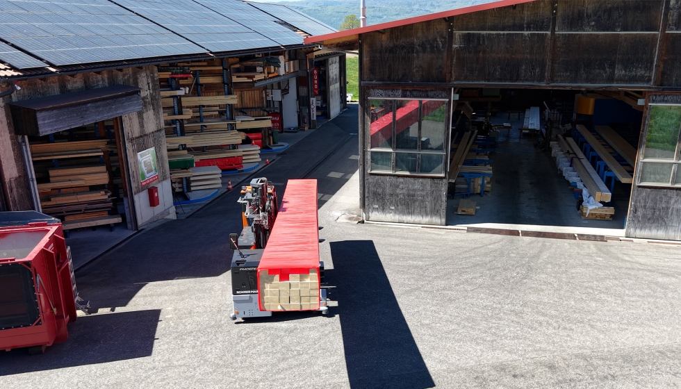 Transporte de madera larga hacia la nave de producción