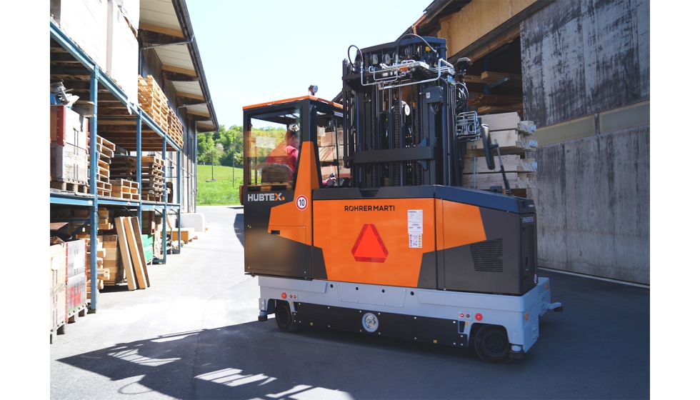 Una carretilla multidireccional Hubtex Phoenix en Fink Holzbau