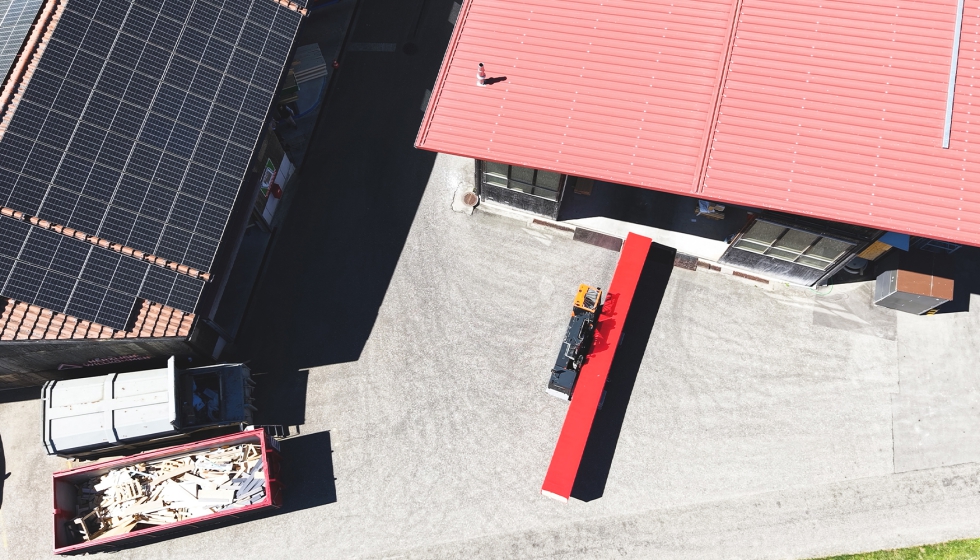 La Phoenix junto a las cubiertas fotovoltaicas de Fink Holzbau