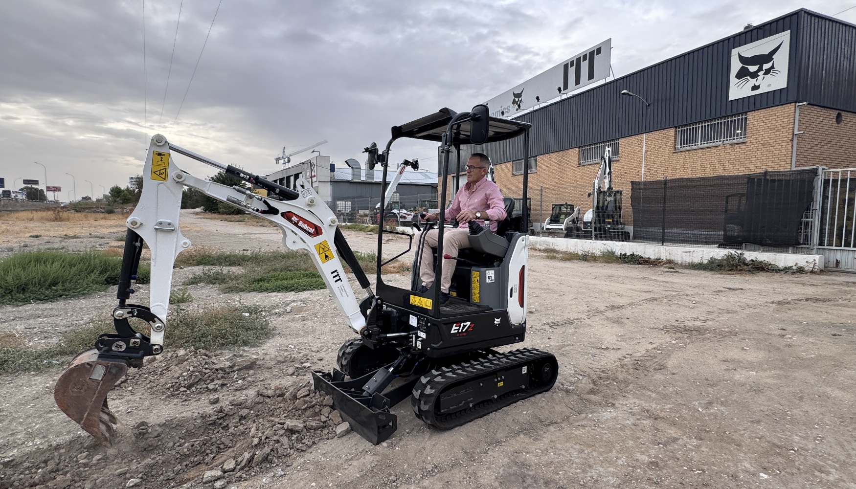Fernando Sanz, director de ITT Dynamics para la zona Centro, fue el encargado de desvelarnos todos los detalles de la nueva Bobcat E17z Serie R2...