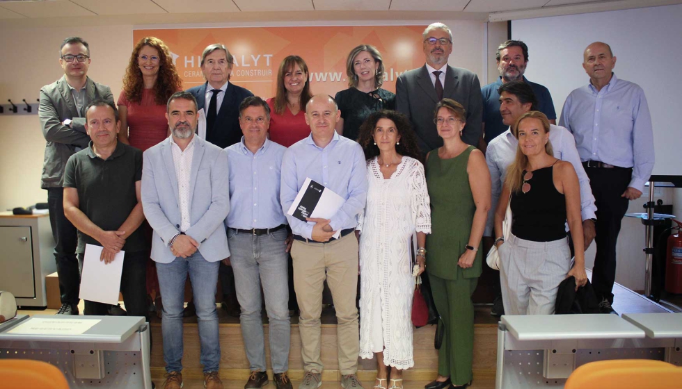 Grupo de ganadores de la primera edici�n de su Premio de Ac�stica en la Edificaci�n celebrada el pasado 24 de septiembre en su sede de Madrid...