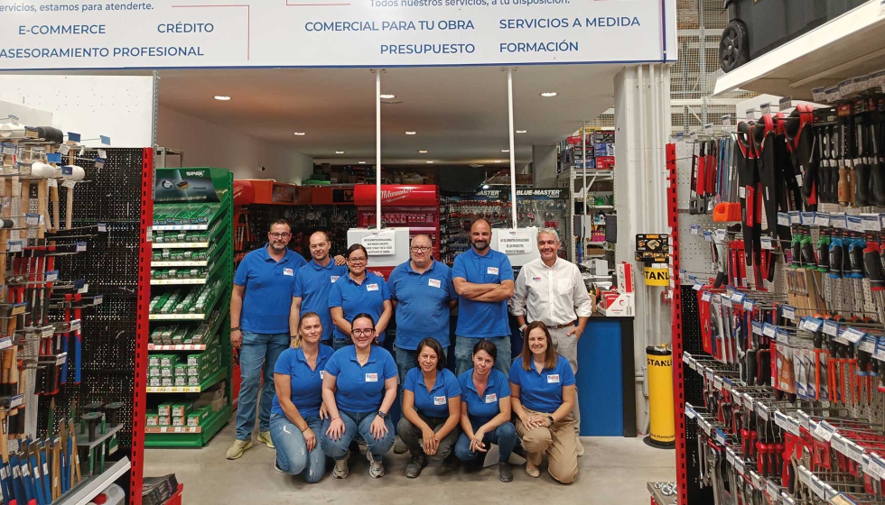 Foto de familia de parte del equipo de BigMat Ferreter�a Taranc�n
