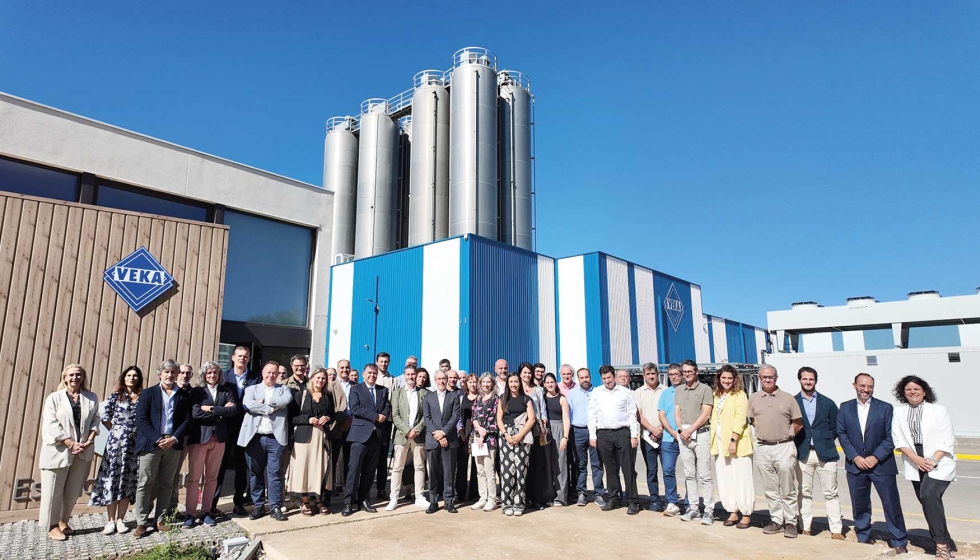 Participantes en el debate sobre construcci�n sostenible mantenido en las instalaciones de VEKA Ib�rica en Burgos