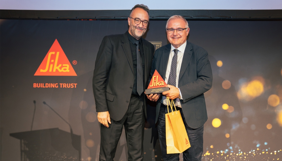 Gonzalo Caus�n, CEO de Sika Espa�a, entrega el premio a la Mejor Obra a Francisco Gonz�lez, director de Betazul...