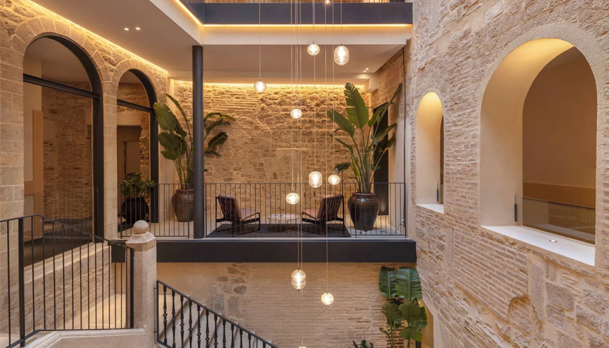 En las galer�as del hotel, los arcos de piedra, cruzados por perfiles de acero, encuadran las vistas hacia las escaleras y el interior del patio...