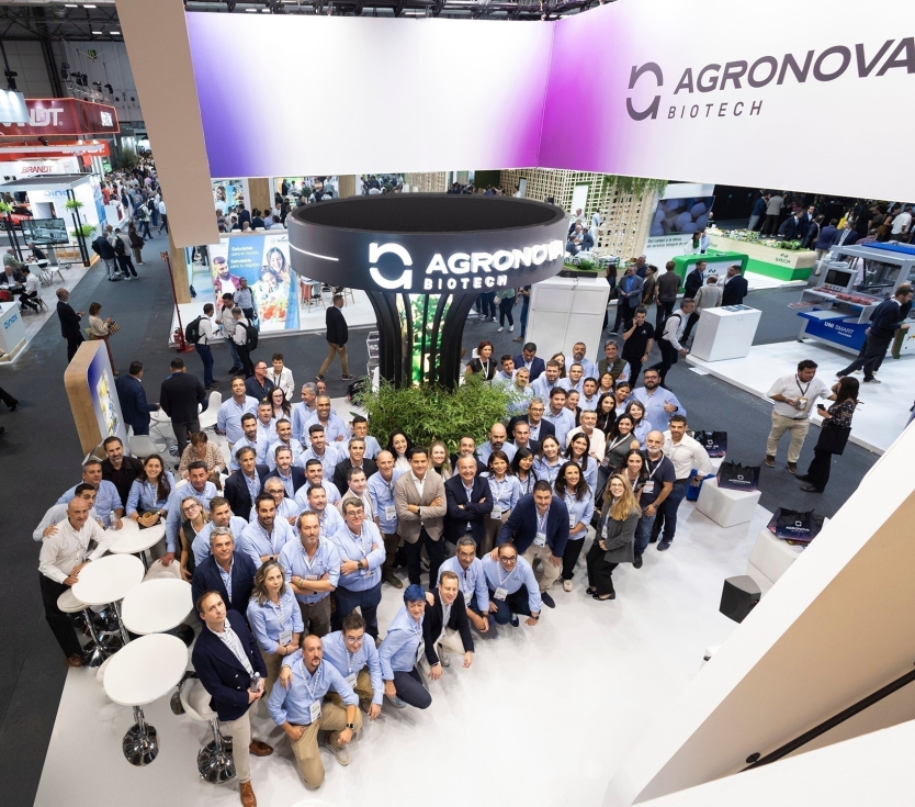 Foto de familia del equipo de Agronova Biotech en su stand de Fruit Attraction 2026