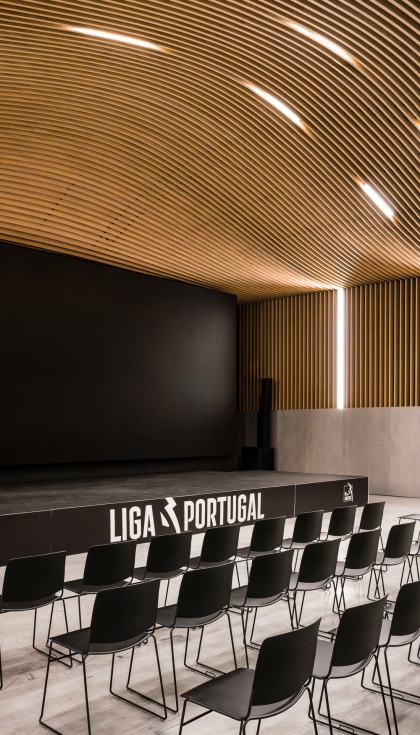 Arena Liga Portugal, en Oporto, incorpora soluciones de madera de Finsa en panelados, techos, puertas, marcos y mostrador de recepci�n...
