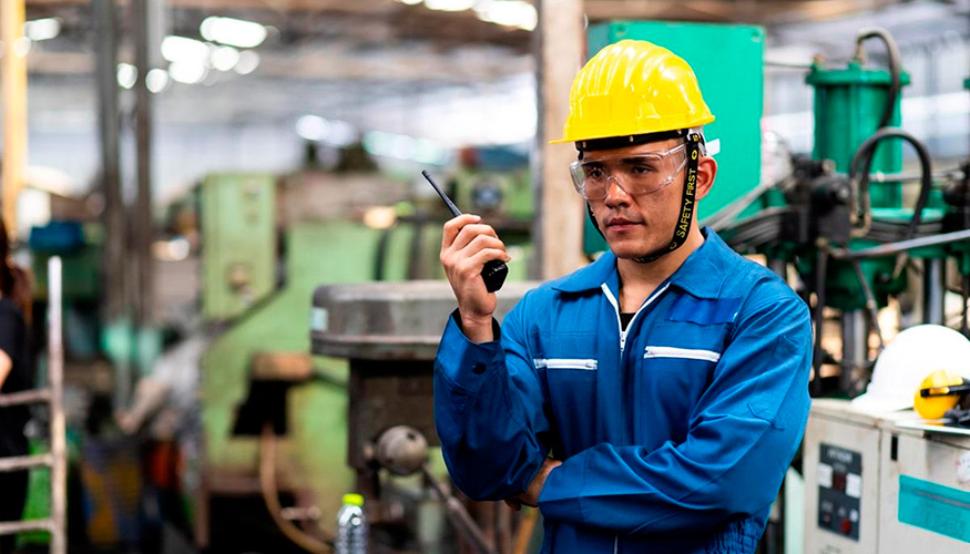 Las radiocomunicaciones profesionales conectan a los equipos de trabajo en instalaciones industriales...