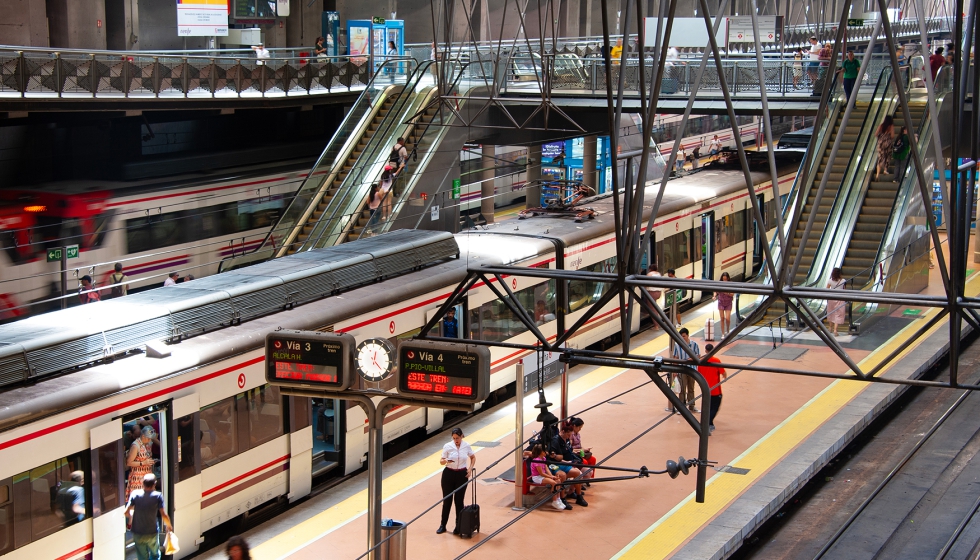 La renovaci�n de las 60 escaleras mec�nicas permite actualizar los sistemas de circulaci�n vertical de una infraestructura ferroviaria con elevados...