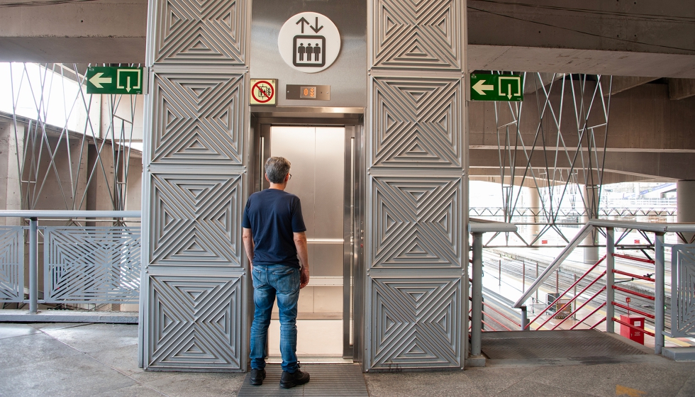 La intervenci�n incluye la sustituci�n de siete ascensores y la instalaci�n de otros seis nuevos...