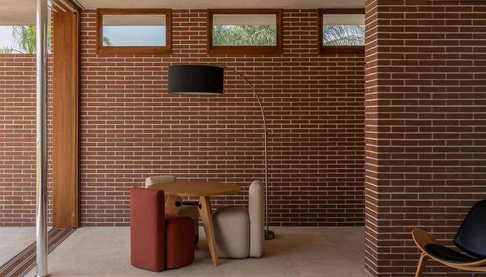 Una de las particularidades de esta vivienda de una sola planta es la combinaci�n de materiales, donde destaca el ladrillo y la madera...
