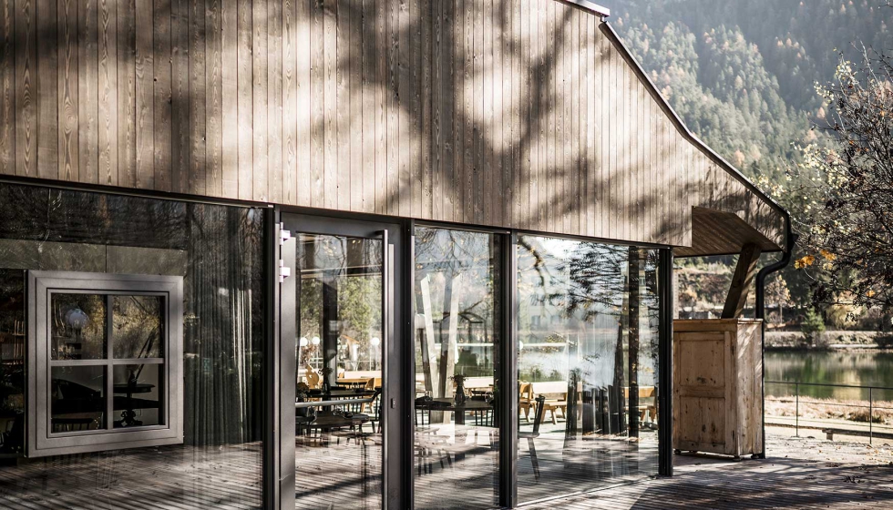 La arquitectura moderna, los materiales naturales y las amplias superficies acristaladas caracterizan el aspecto del restaurante Seeschupfe...