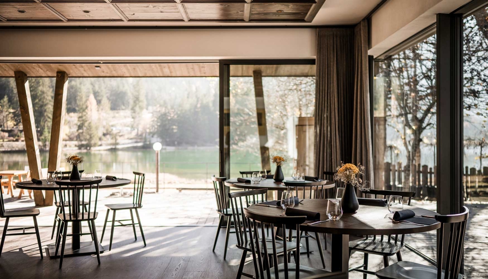 Los acristalamientos incorporan visualmente el lago, el bosque y el panorama monta�oso al interior...