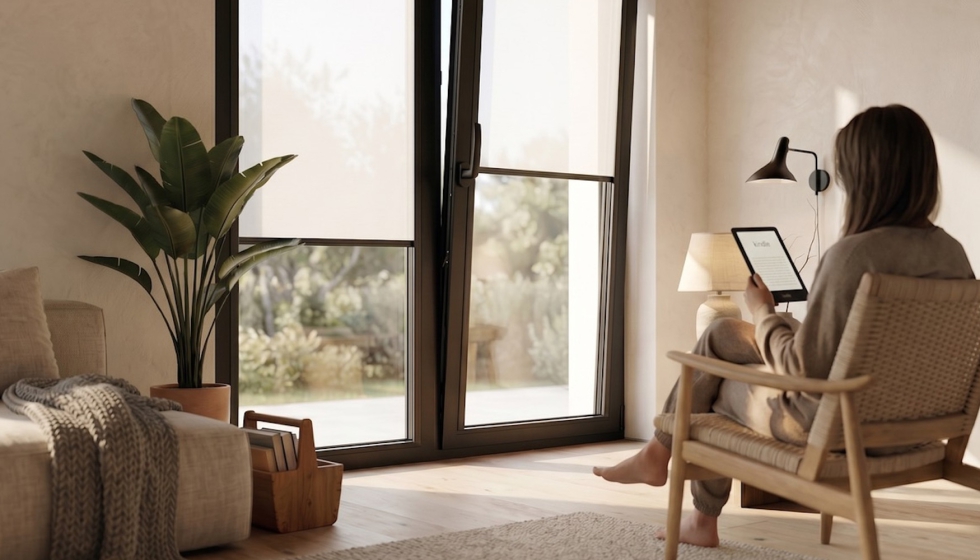 El nuevo Stor Glass Evo de Saxun incorpora motorizaci�n mediante bater�as recargables...
