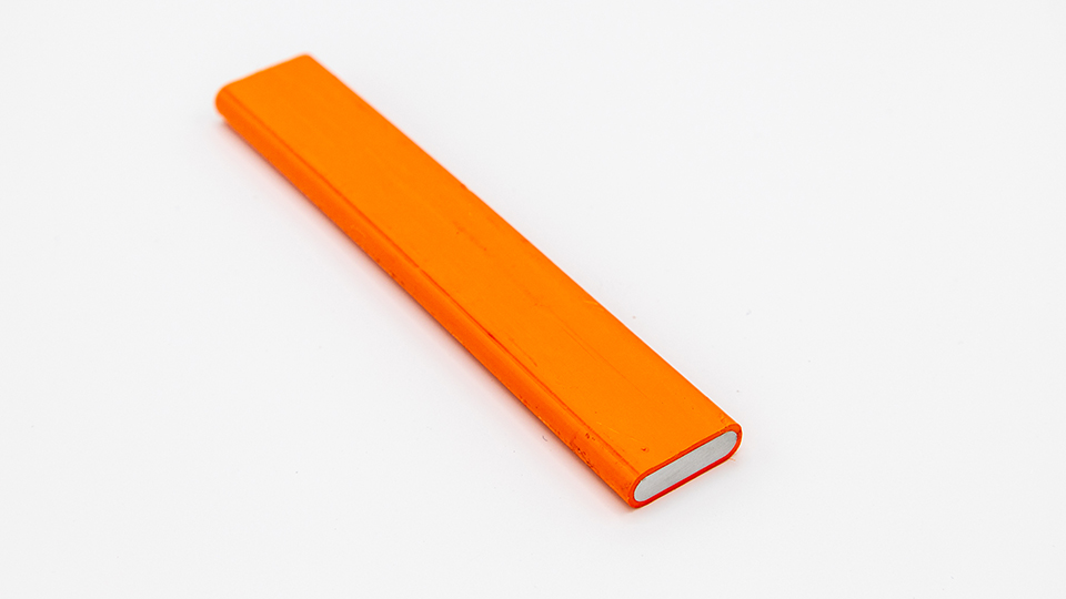 Barramento el�trico extrudido, fabricado pela Standard-Metallwerke com o grau Ryton PPS XE3500 Orange da Syensqo