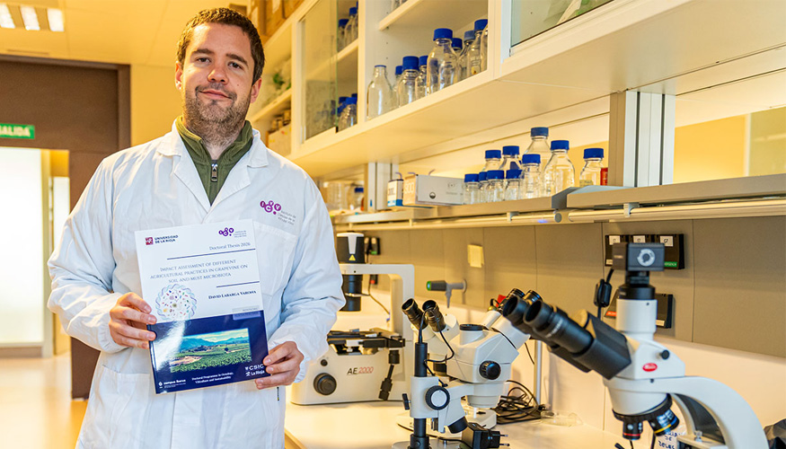 David Labarga posa con el volumen de su tesis en un laboratorio del ICVV en La Grajera
