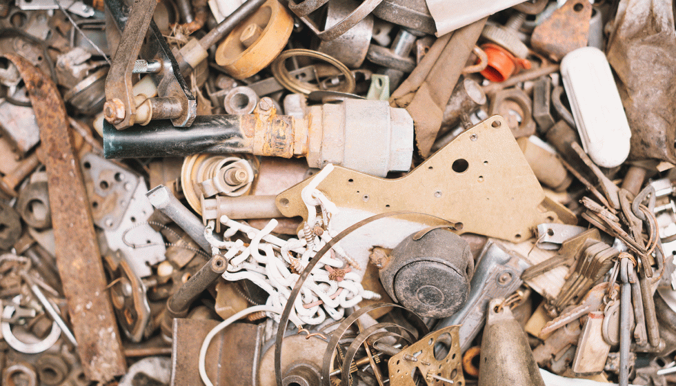 La EEB considera que el reciclaje es una parte de la soluci�n, pero no basta por s� solo para garantizar el suministro de materias primas en Europa...