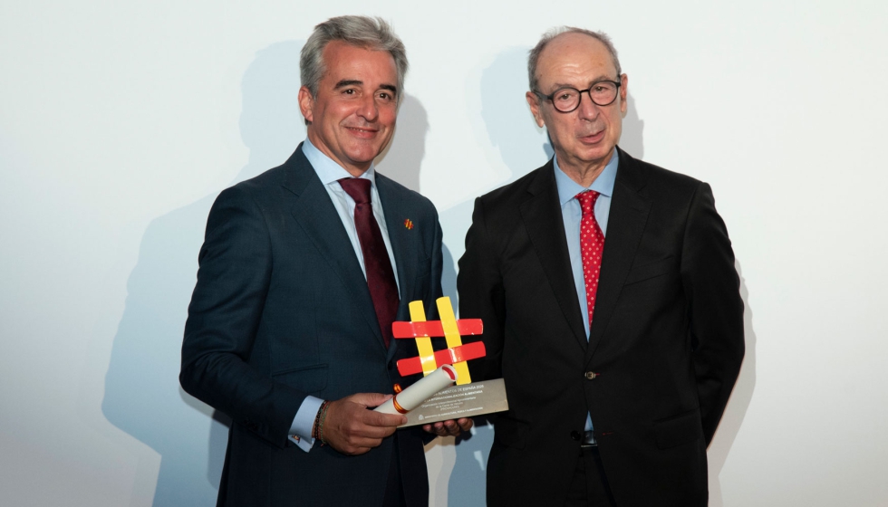 Ra�l Sanz, presidente de Provacuno, con el galard�n