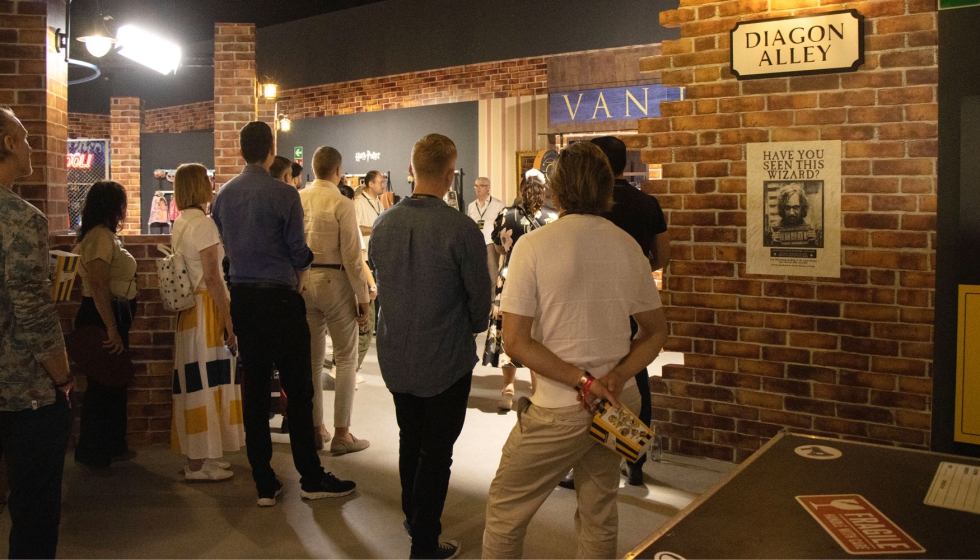 Clientes recorriendo el nuevo showroom de la compa��a