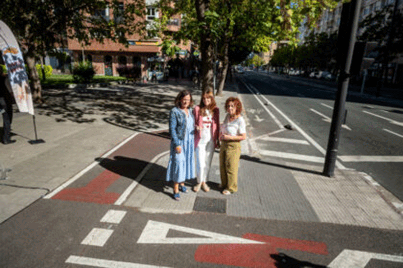 Maider Etxebarria, Miren Fern�ndez de Landa y Beatriz Artolazabal en el acto de la presentaci�n de la nueva red ciclista de la ciudad...