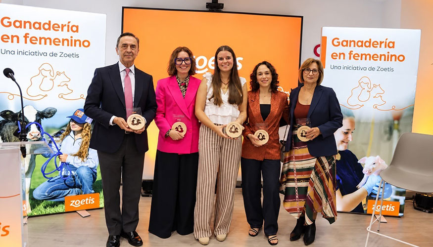 Foto de familia de la entrega de premios de la s�ptima edici�n de Ganader�a en Femenino