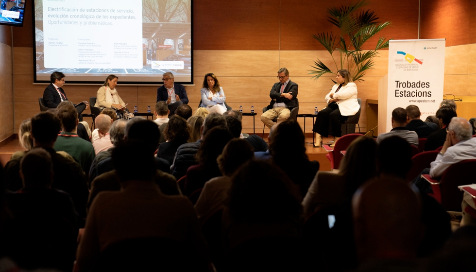 Mesa redonda celebrada durante la jornada 'El reto de c�mo impulsar la infraestructura de recarga en las estaciones de servicio ya existentes'...