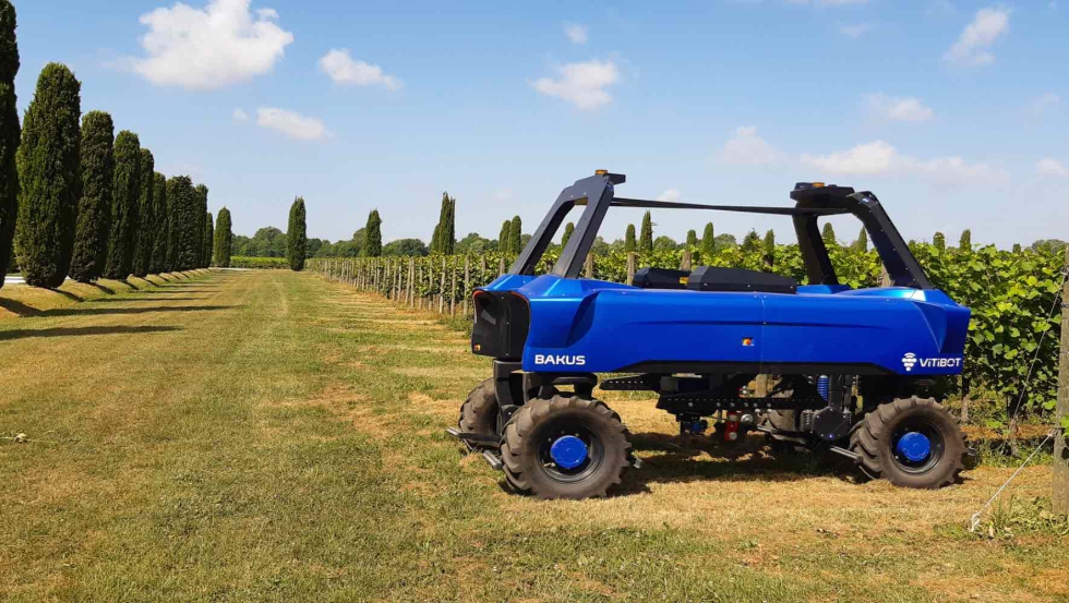 El robot el�ctrico puede equiparse con diferentes aperos para labores de deshierbe, laboreo, siega, despunte o pre-poda...
