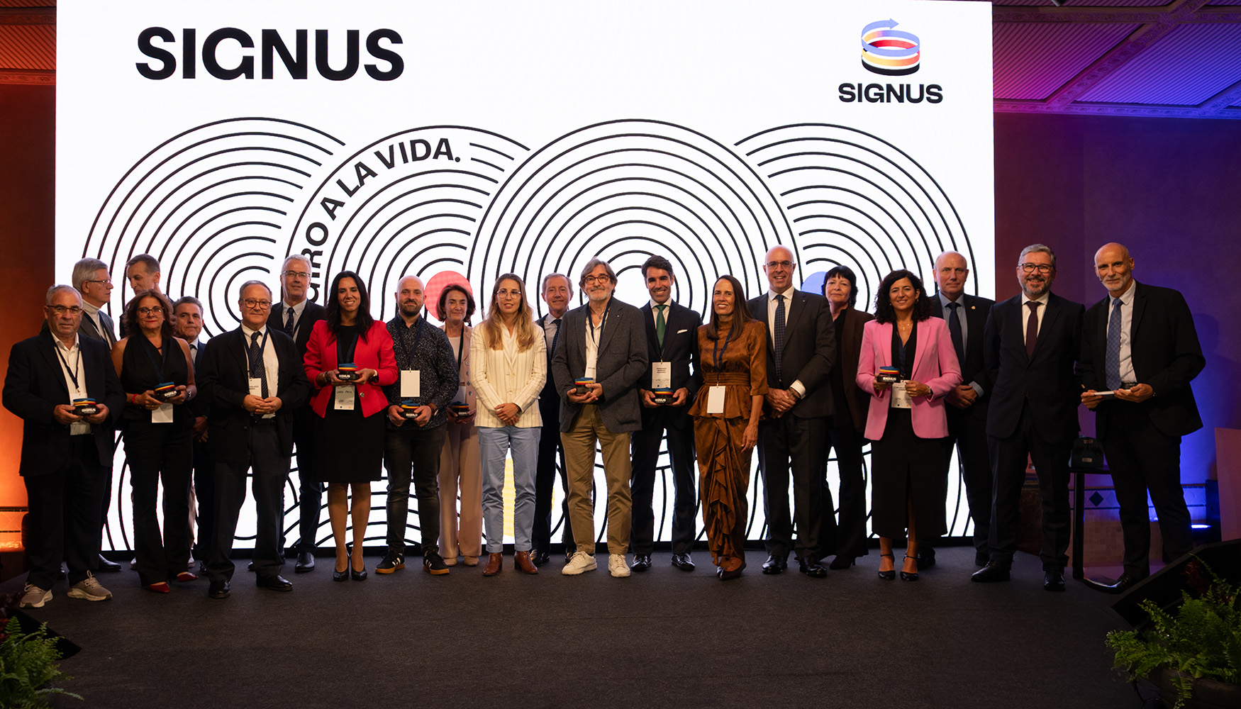 Foto de familia de premiados, autoridades y empleados de SIGNUS