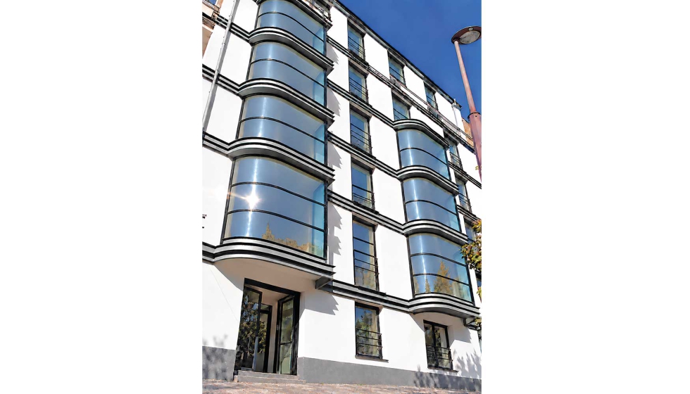 Un ejemplo de aplicaci�n del curvado lateral de ventana guillotina de Aluminios Vallirana