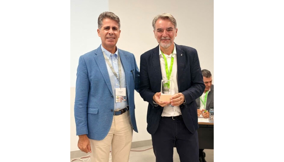 Juan Pedro Resino Dom�nguez hizo entrega a Jos� Dur� del Trofeo Plata AFEB como reconocimiento a su primera participaci�n en los Encuentros con la...