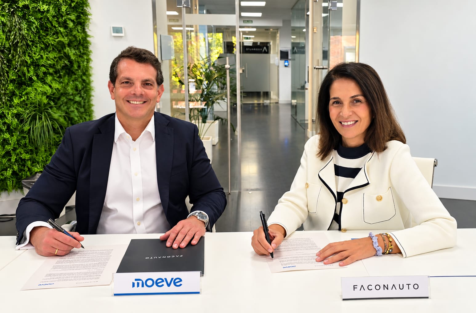 Montse Mart�nez, directora general comercial de Faconauto, junto a David Garc�a, responsable de New Energies de Moeve...