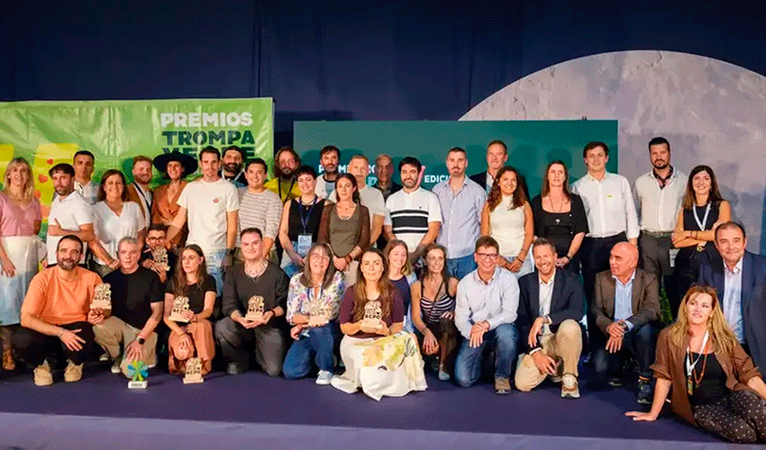 Foto de familia de ganadores, finalistas, jurado, patrocinadores, colaboradores y representantes de ACPO e Iberflora