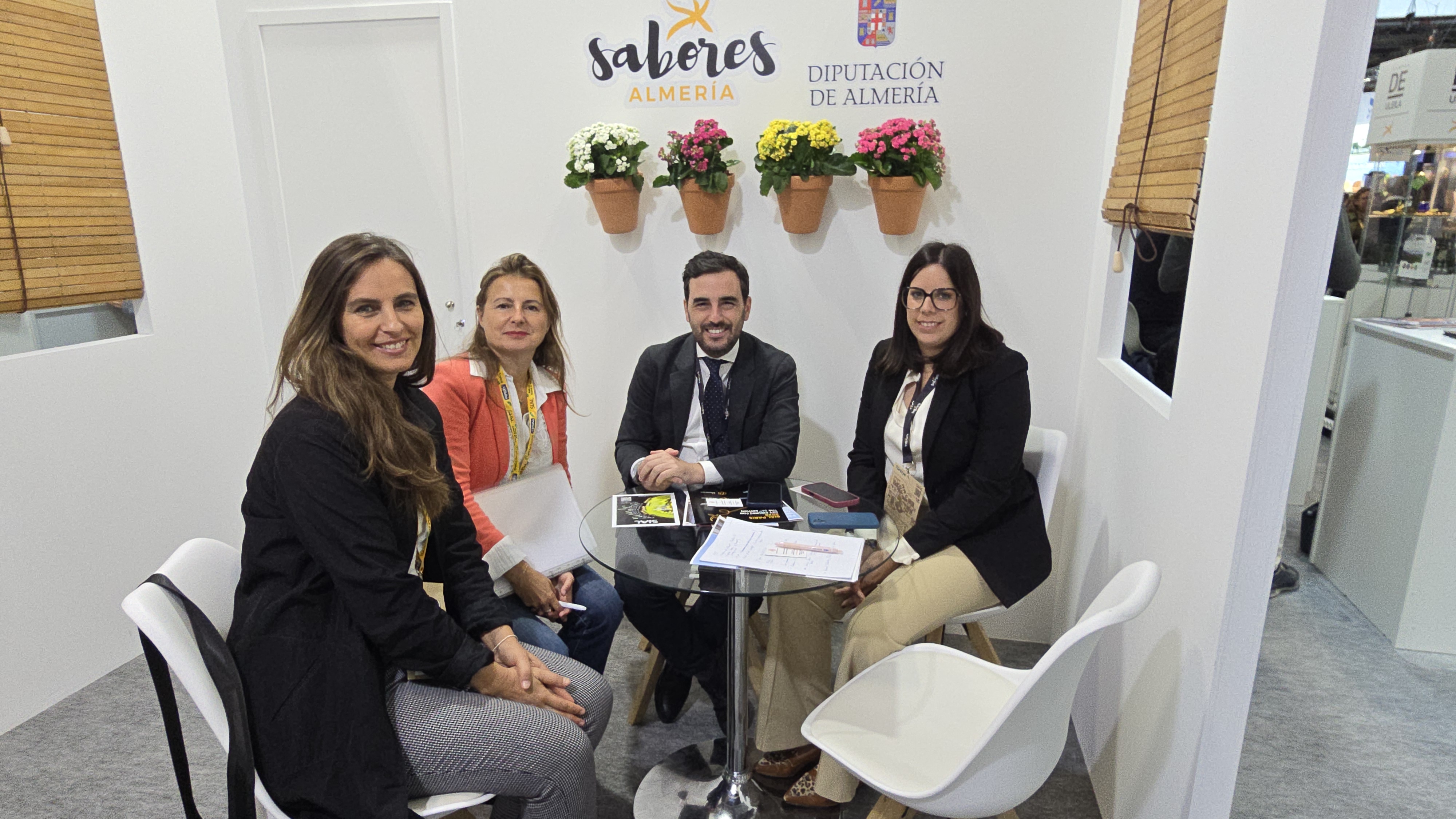 El diputado de Presidencia y Promoci�n de la Provincia, Carlos S�nchez, y la vicepresidenta, Almudena Morales...