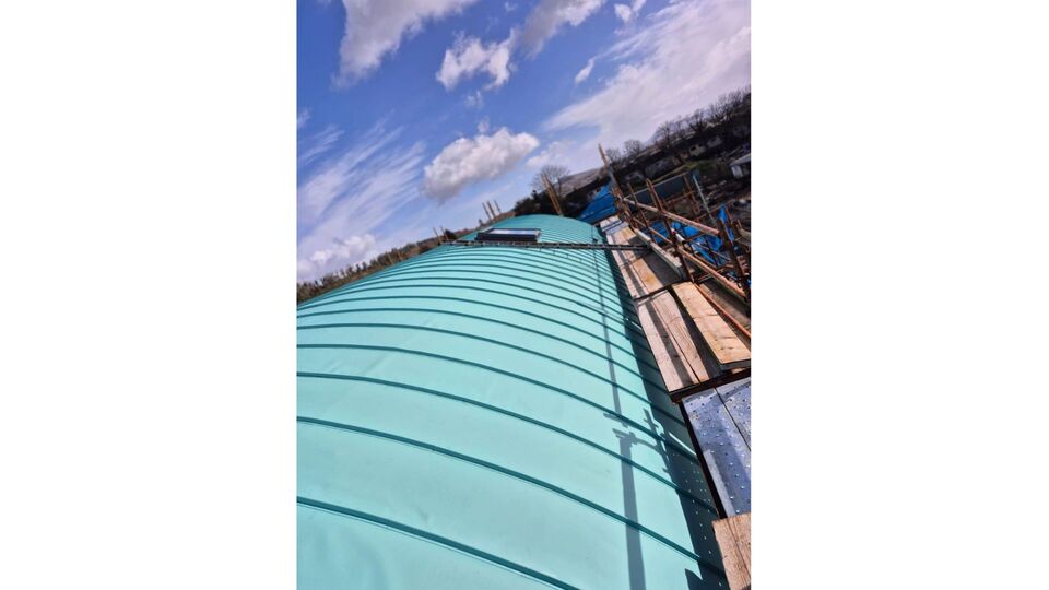 Cobertura no condado de Kerry, na Irlanda, com a membrana Renolit Alkorplan Colour, na tonalidade Copper Green, e perfil de junta vertical Design...