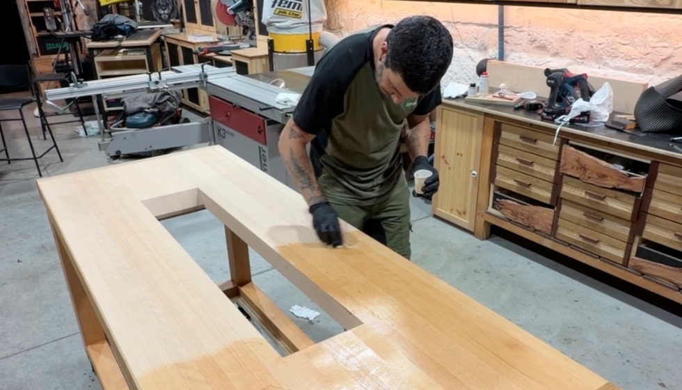 El nuevo banco de trabajo del creador gallego est� realizado con madera de haya maciza cedida por Gabarr�