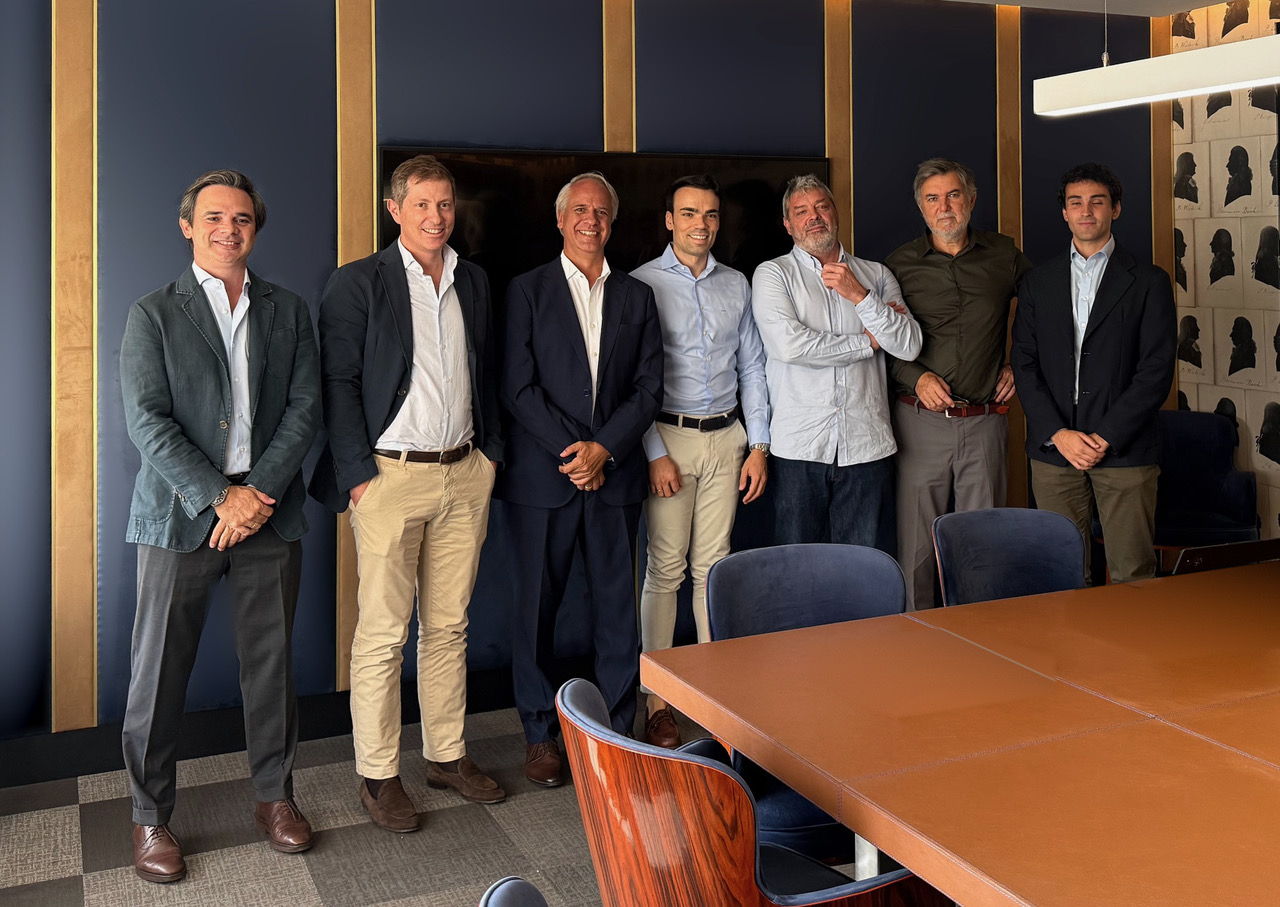 Plantilla de GDI junto a miembros de Tankeros