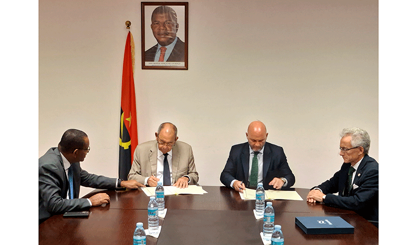 Firmantes: Alvaro Lobo (responsable comercial de Navantia para Africa) y General Luis Manuel da Fonseca Sotto Maior Pizarro (Presidente de Simportex)...