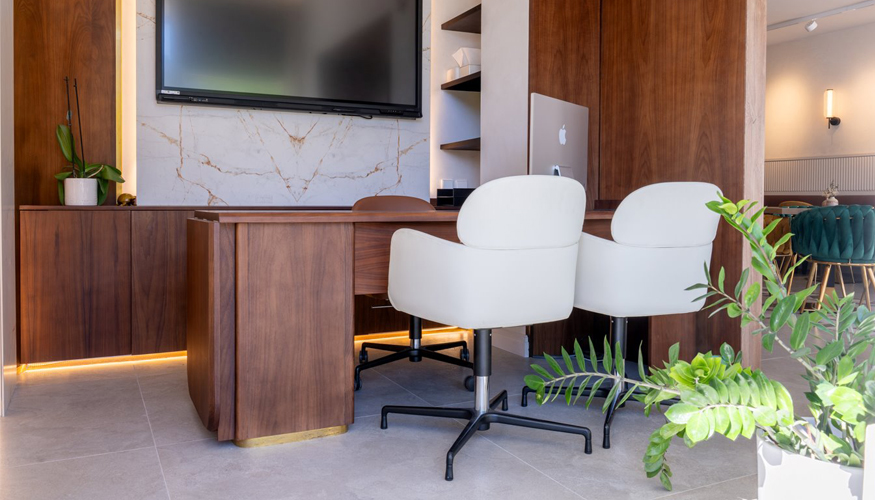 La zona de atenci�n inmobiliaria incorpora butacas de la colecci�n Ester de Pedrali, dise�ada por Patrick Jouin...