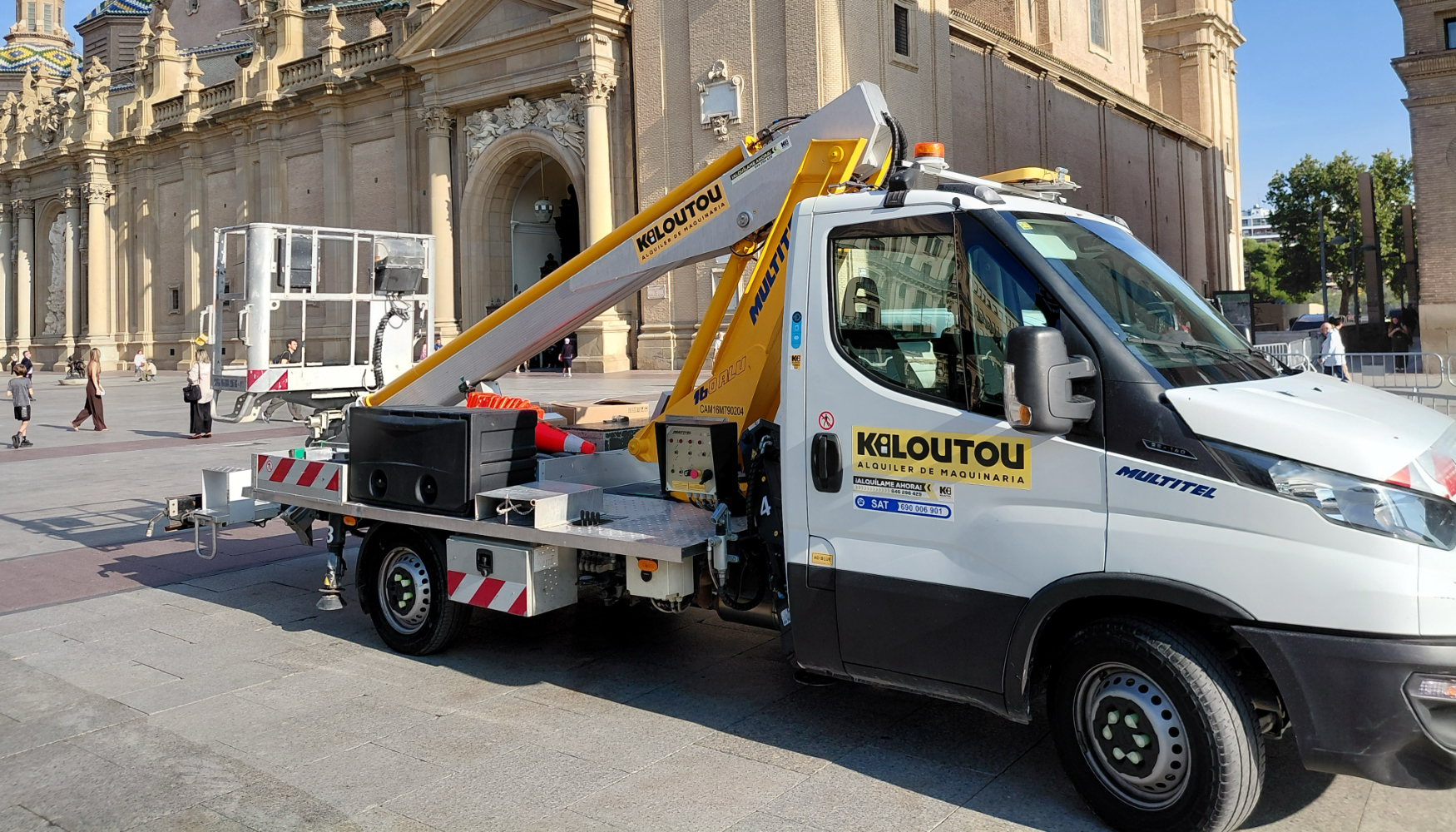 Plataforma Multitel 160 ALU en la Plaza de El Pilar